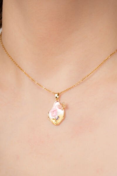 Pembe Zeminli Kelebek ve Çiçek Figürlü Zincir Kolye