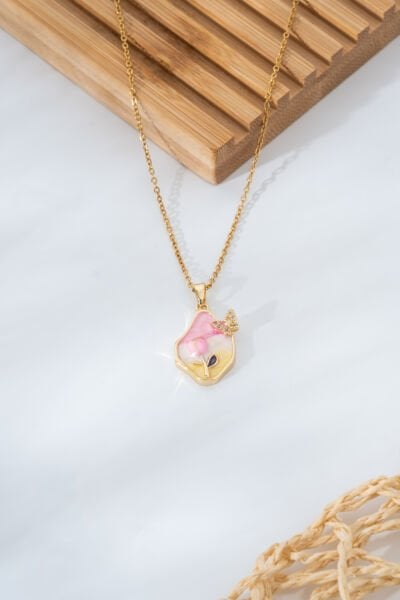 Pembe Zeminli Kelebek ve Çiçek Figürlü Zincir Kolye