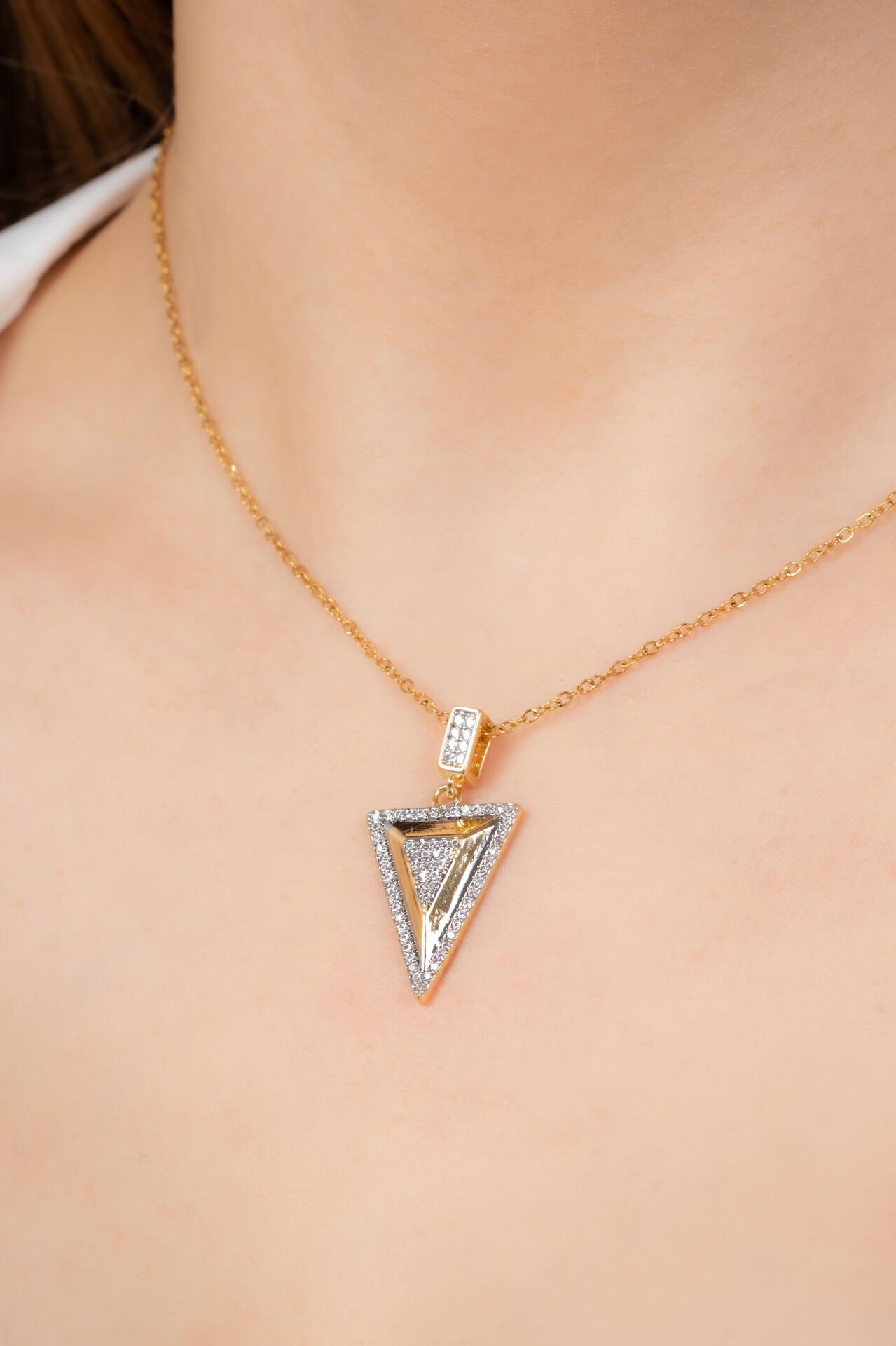 Üçgen Formlu Taş Detaylı Geometrik Zincir Kolye