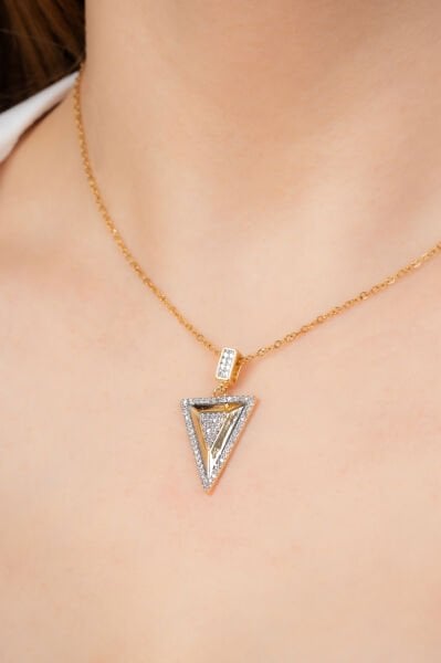 Üçgen Formlu Taş Detaylı Geometrik Zincir Kolye
