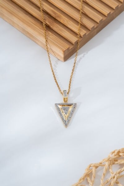 Üçgen Formlu Taş Detaylı Geometrik Zincir Kolye