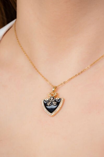 Siyah Zeminli Kar Figürlü Taş Detaylı Zincir Kolye