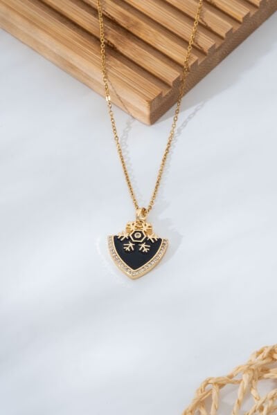 Siyah Zeminli Kar Figürlü Taş Detaylı Zincir Kolye