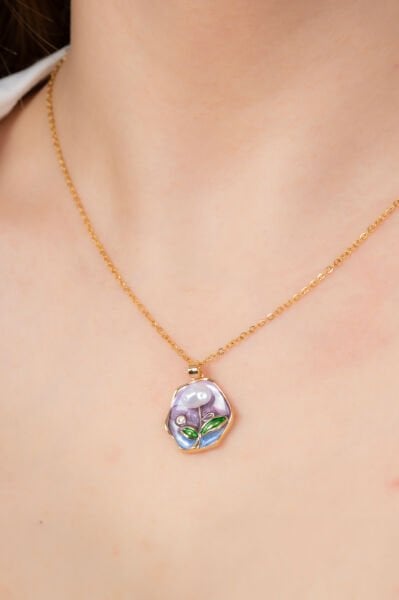 Mor Zeminli Pamuk Çiçeği Figürlü Zincir Kolye