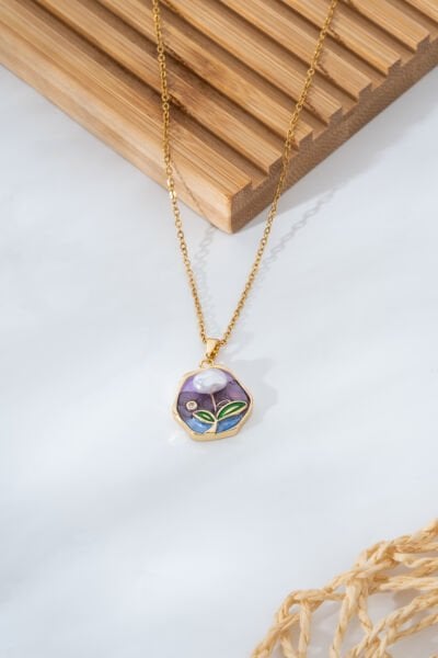 Mor Zeminli Pamuk Çiçeği Figürlü Zincir Kolye