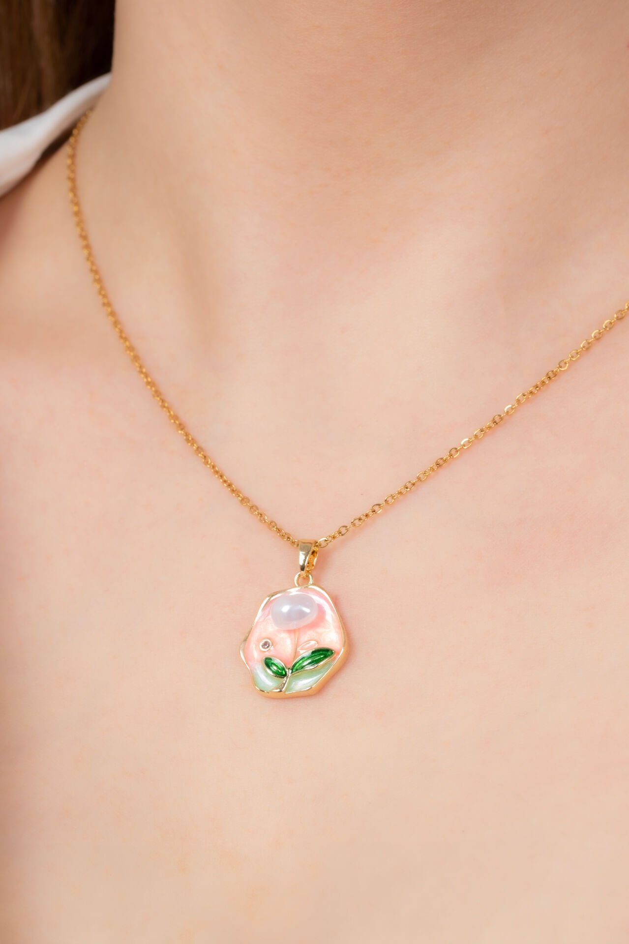 Pembe Zeminli İnci ve Yaprak Figürlü Zarif Zincir Kolye