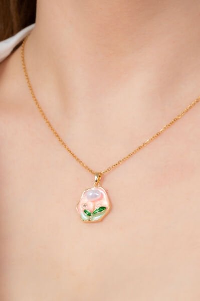 Pembe Zeminli İnci ve Yaprak Figürlü Zarif Zincir Kolye