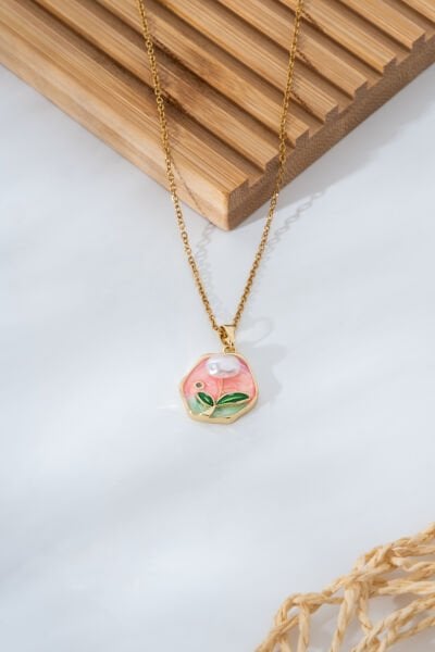 Pembe Zeminli İnci ve Yaprak Figürlü Zarif Zincir Kolye