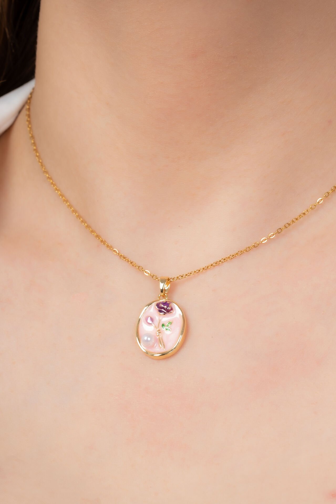 Pembe Zeminli Çiçek Figürlü İnci Detaylı Zincir Kolye