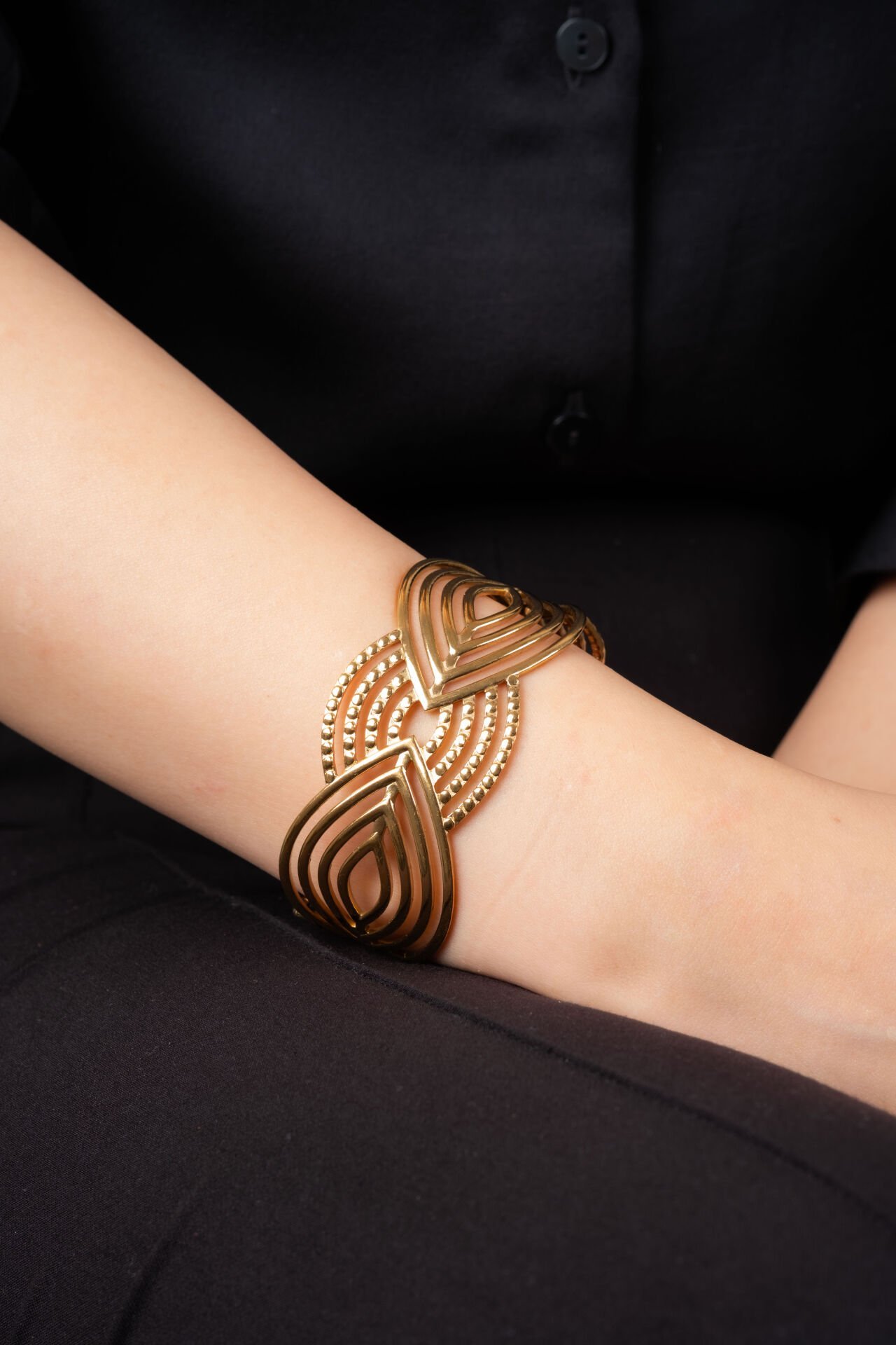 Gold Yaprak Detaylı Kelepçe Bileklik