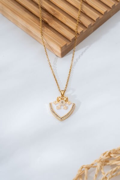 Beyaz Zeminli Kar Tanesi Figürlü Kalkan Formlu Kolye