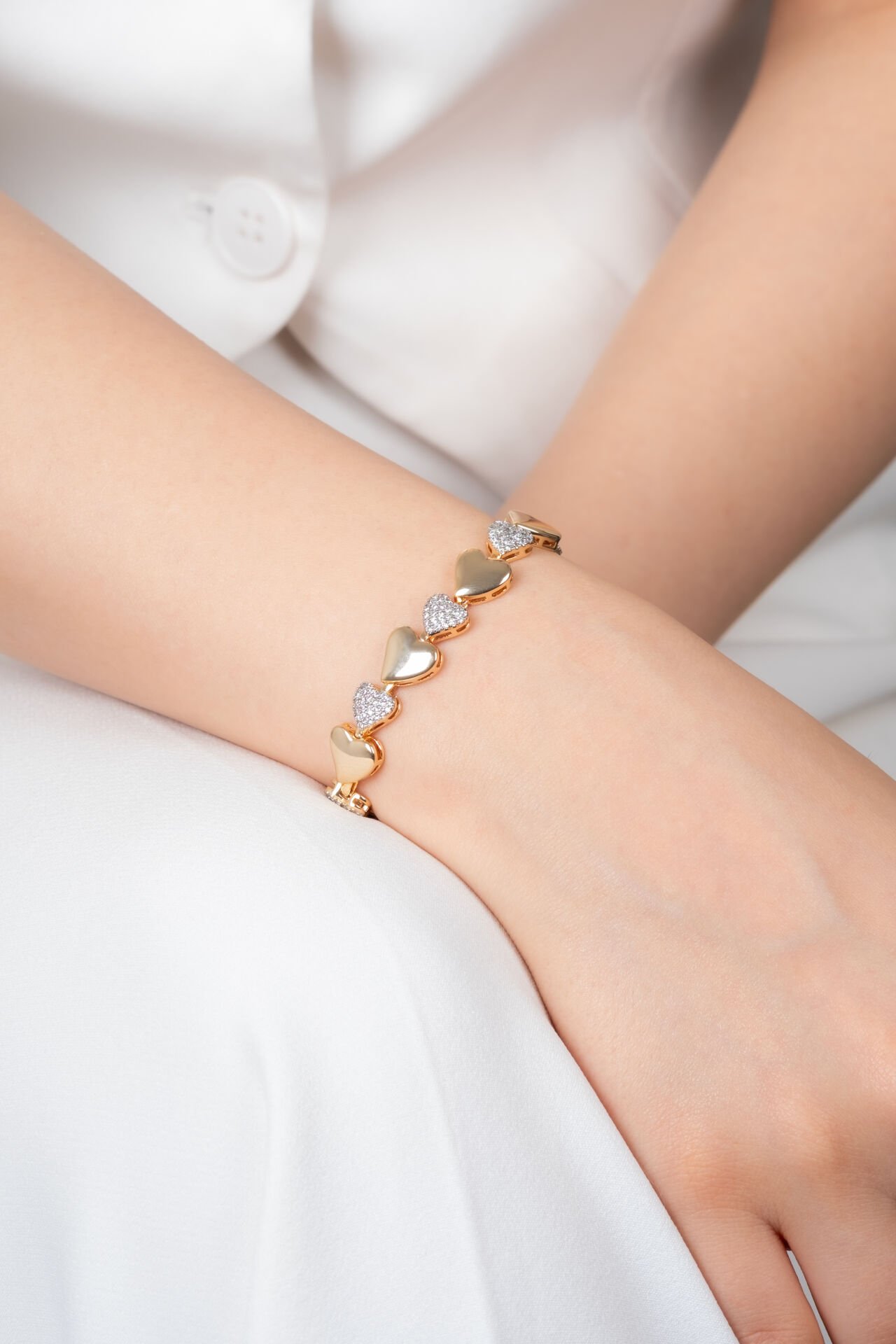 Altın Renk Kalp Figürlü Işıltılı VİP Bileklik