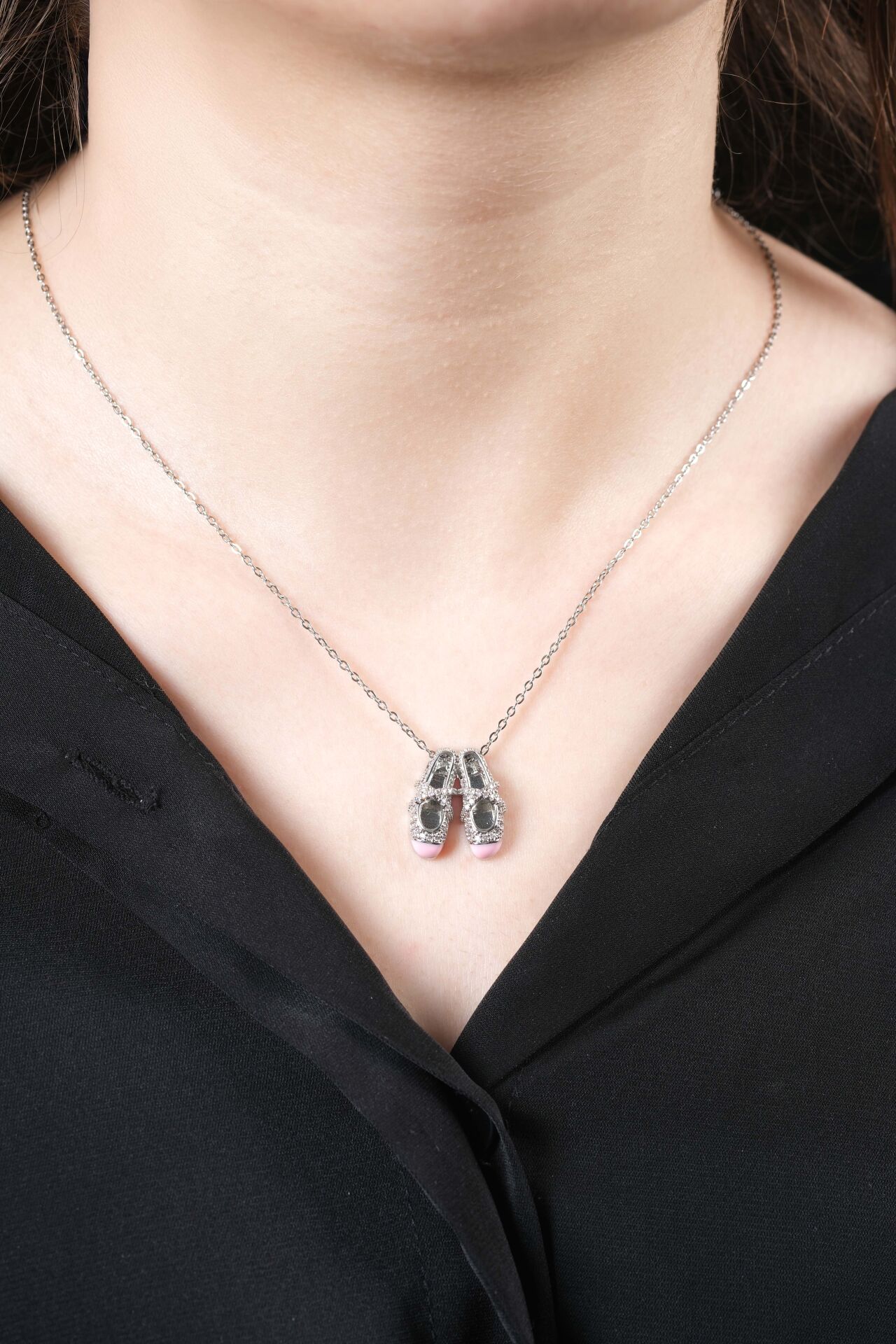 Silver Taşlı Ayakkabı Figürlü Kolye