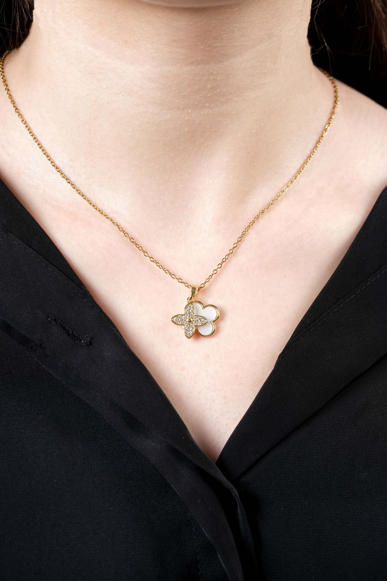 Gold Sedef Yonca Taş Detay Kolye