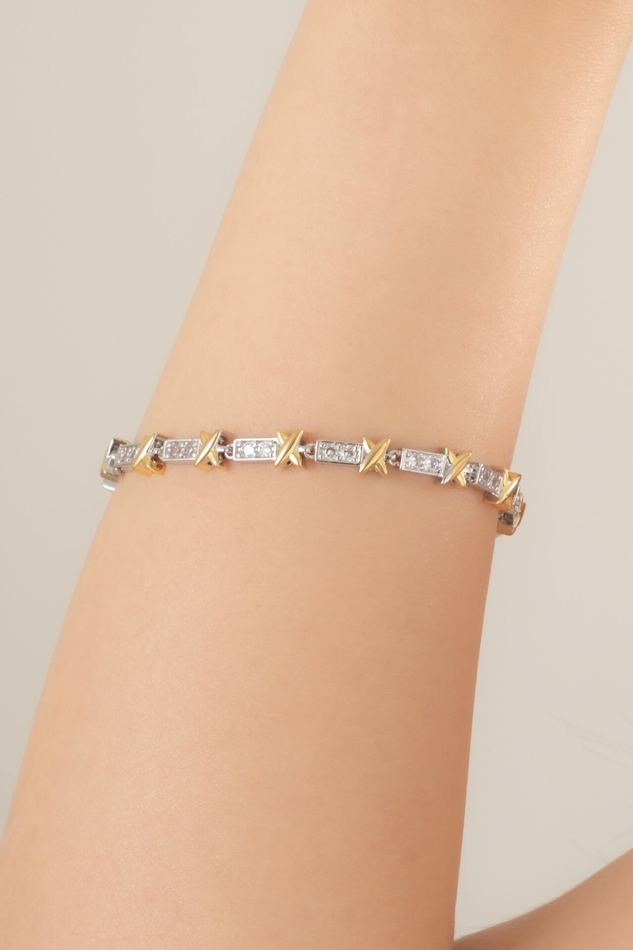 Altın Renk Yıldız Detaylı VİP Bilekilk