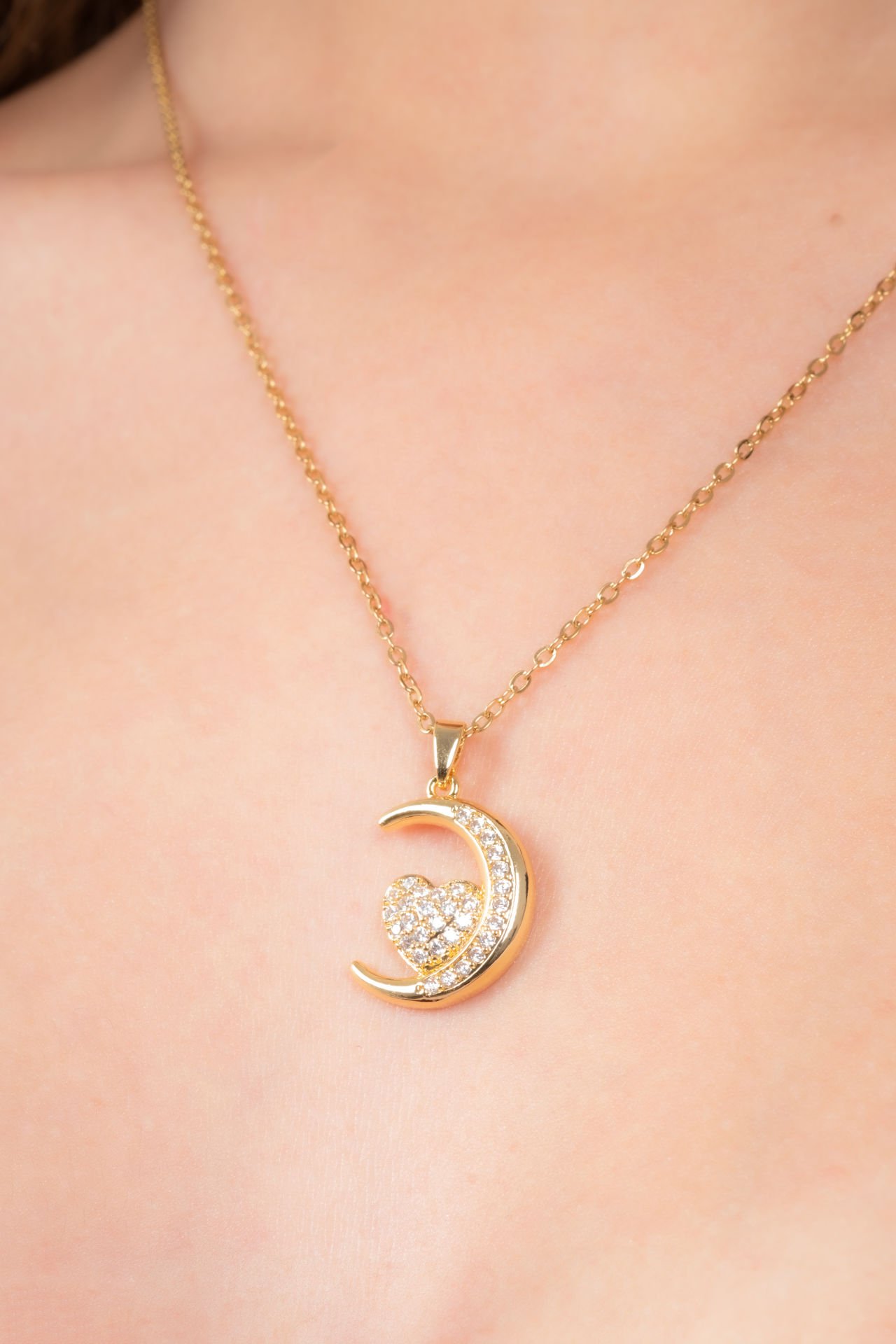 Çelik Ay Üzerinde Kalp Figürlü Kolye