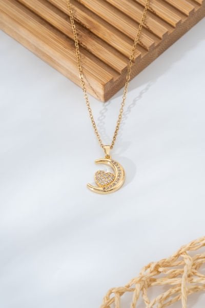 Çelik Ay Üzerinde Kalp Figürlü Kolye