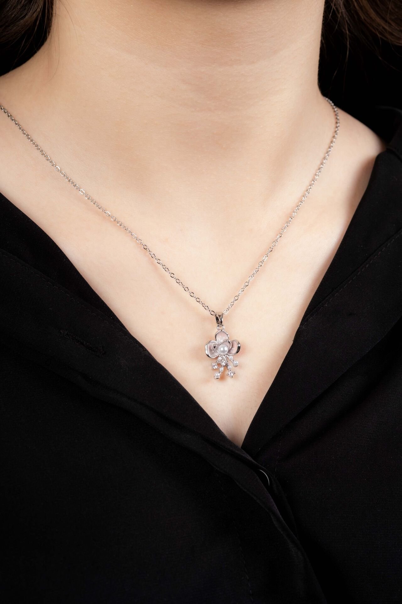 Silver 3 Yapraklı İnci Figür Uzun Kolye