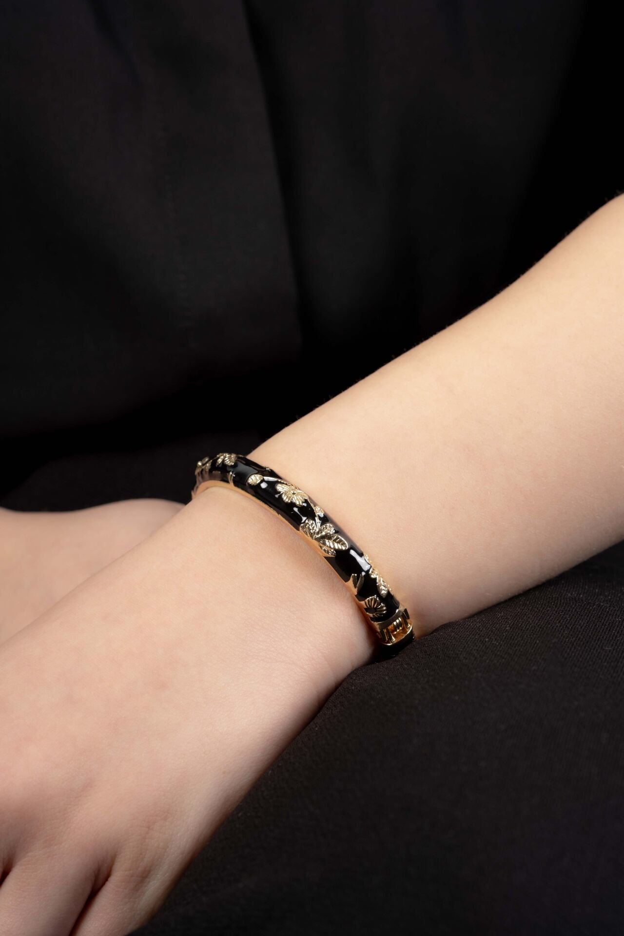 VIP MİNELİ SİYAH-GOLD BEYAZ KELEPÇE