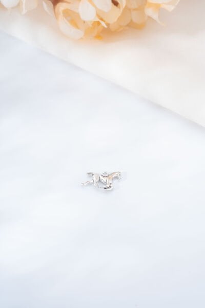 Silver Koşan At Kolye Ucu (Zincir Geçme Halkası 5 mm'dir)