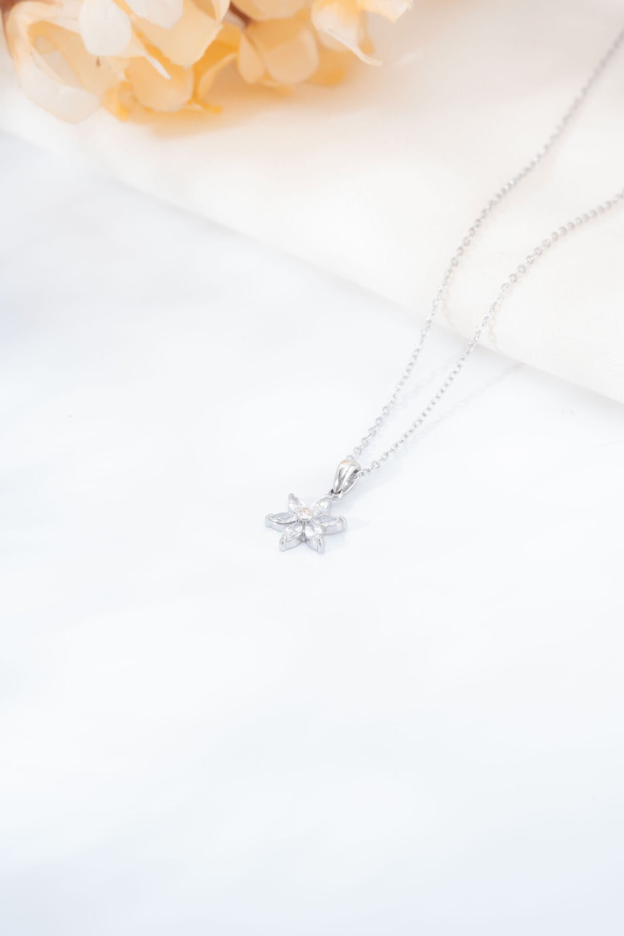 Silver Çiçek Motifli Taşlı Kolye