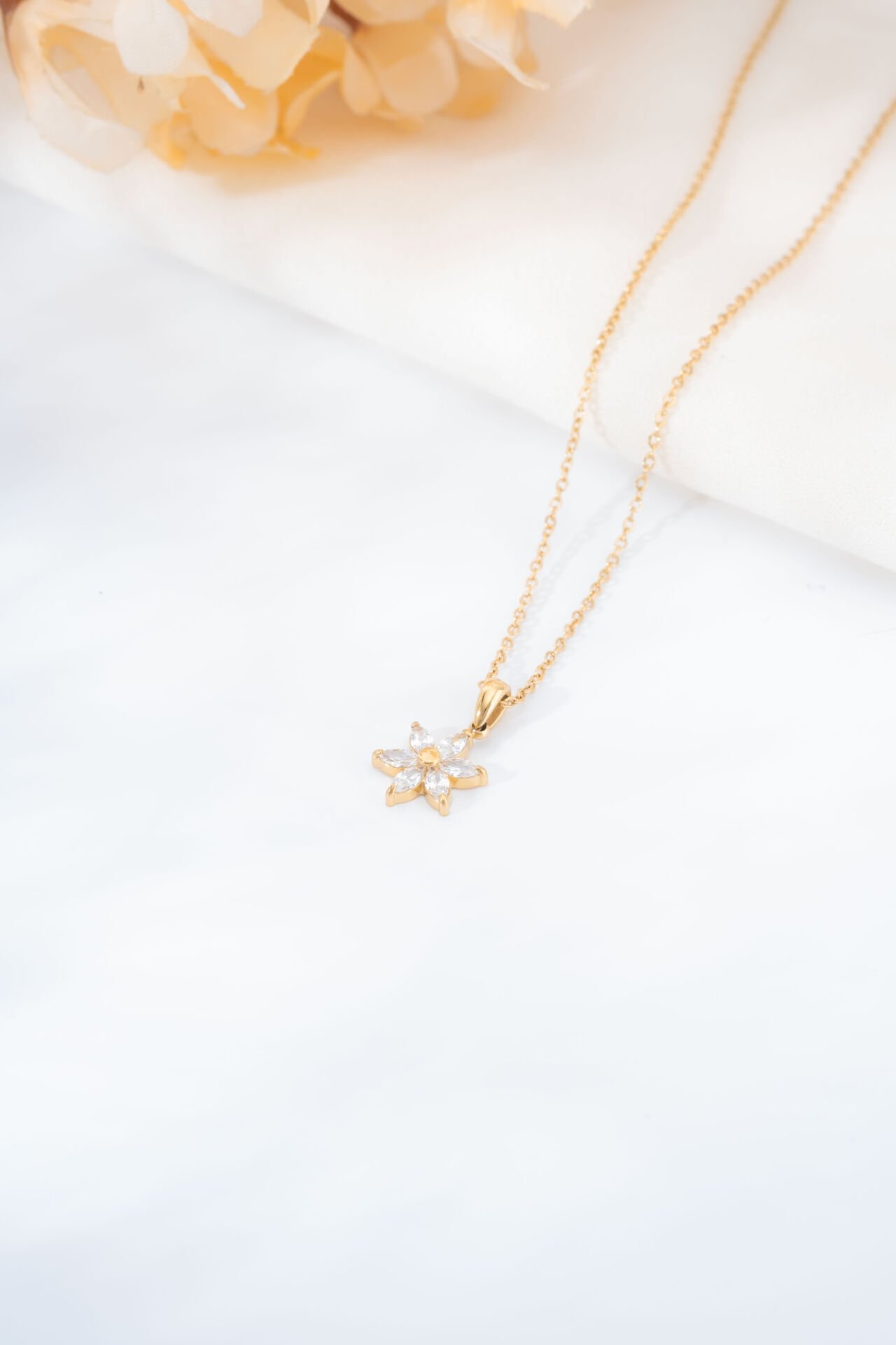 Gold Çiçek Motifli Taşlı Kolye