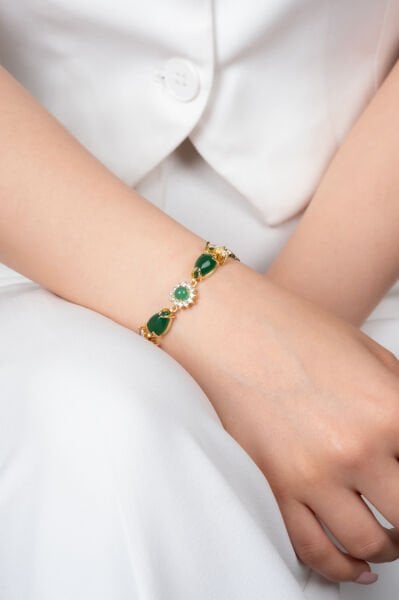 Kalp Zincirli Yeşil Taş Detaylı Altın Renk VİP Bileklik