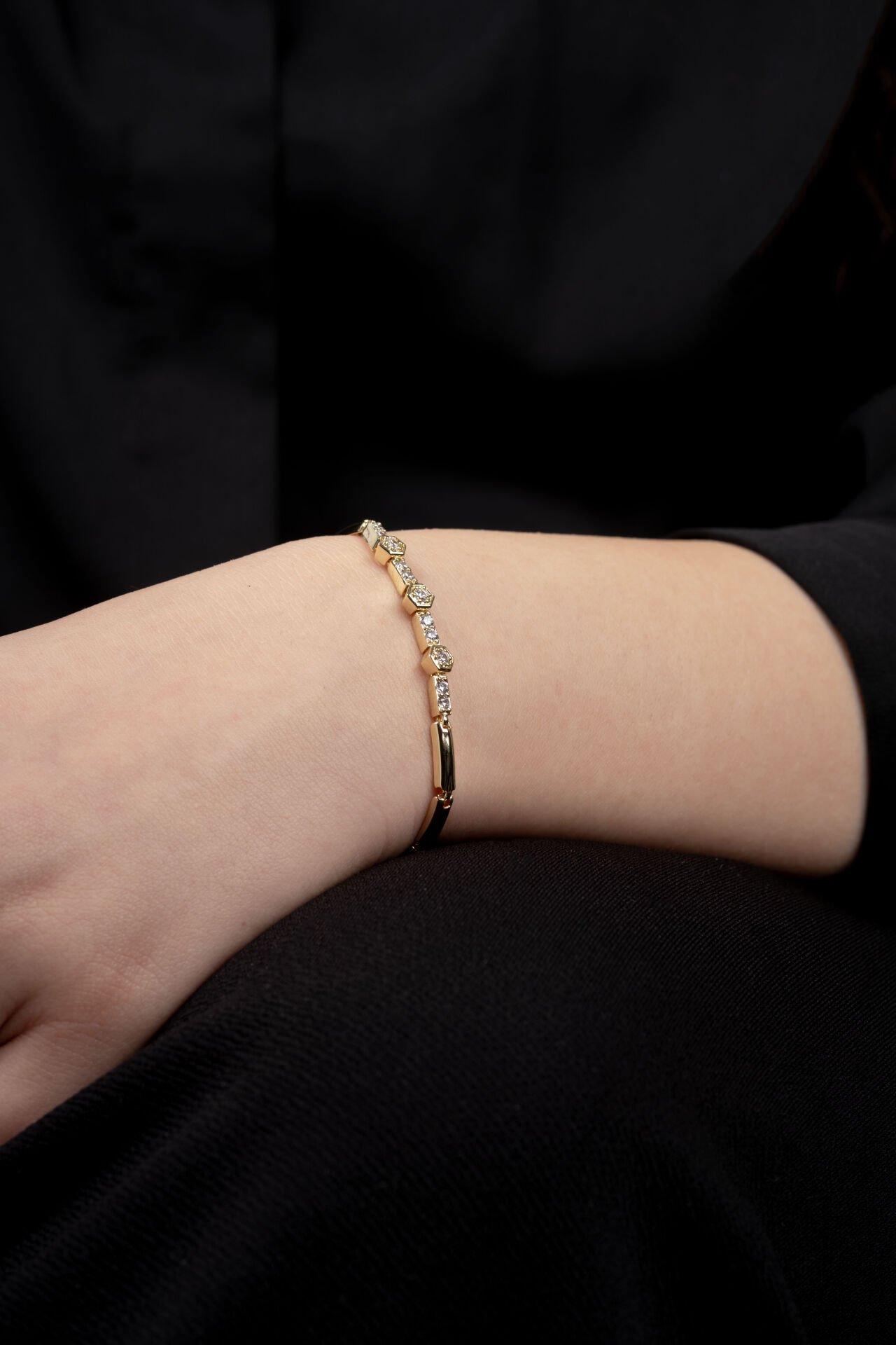 XUPİNG GOLD 3 KÖŞEGEN TAŞLI EKLEM BİLEKLİK