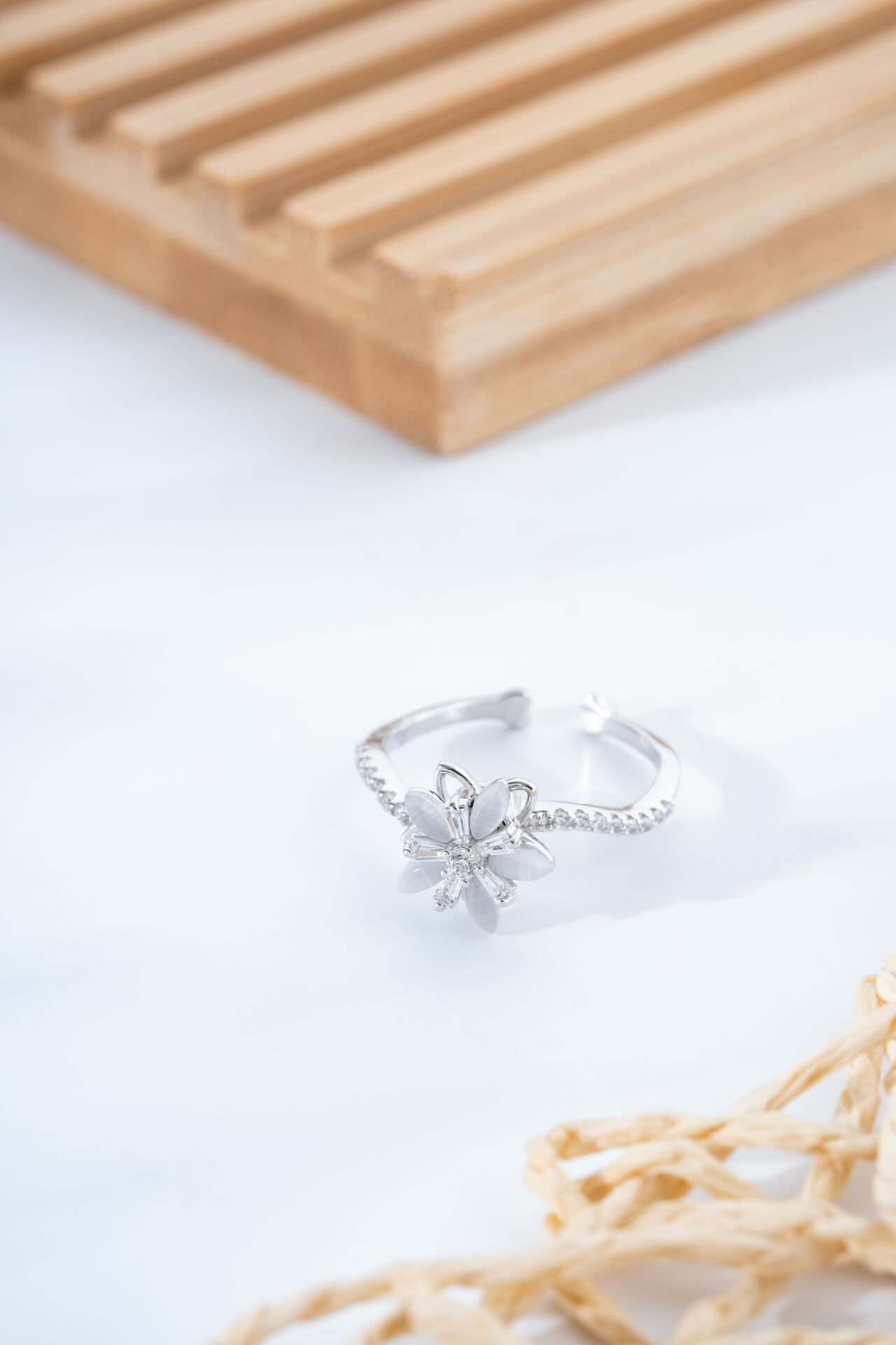 Çiçek Motifli Dönen Stres VIP YüzüK