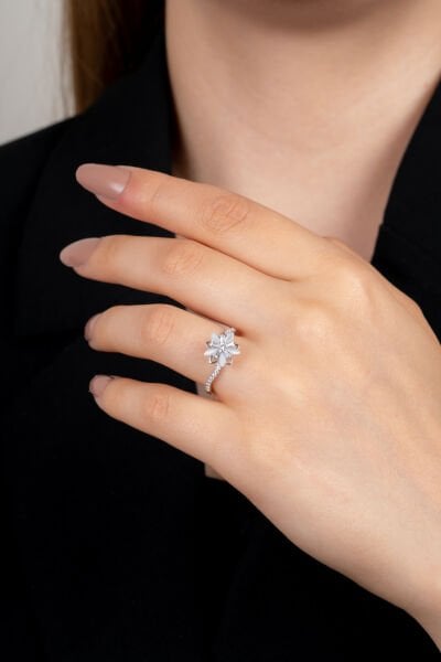 Çiçek Motifli Dönen Stres VIP YüzüK