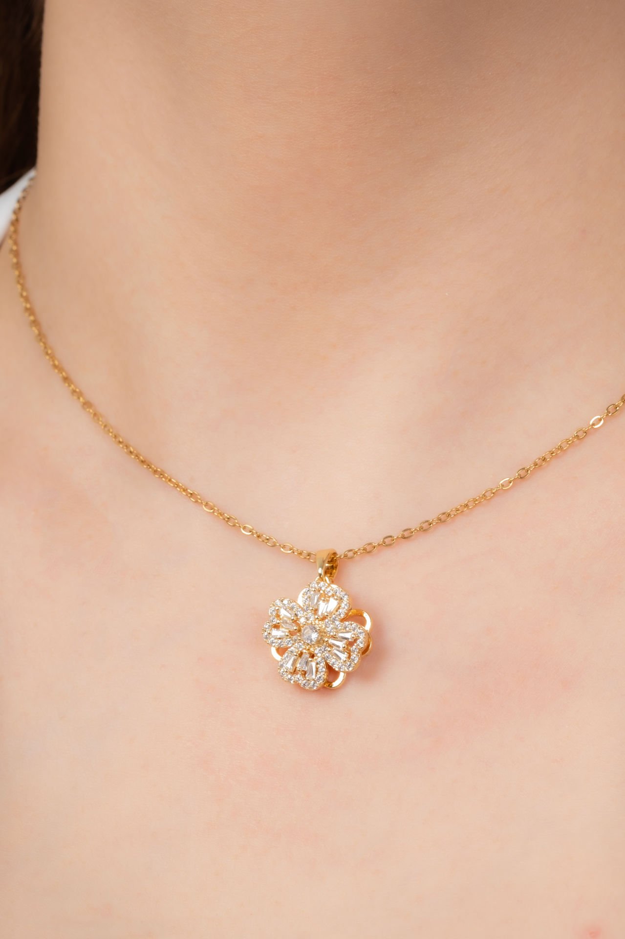 Altın Kaplama Dönen Çiçek Motifli Taşlı Kolye