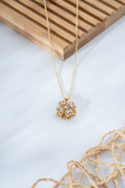 Altın Kaplama Dönen Çiçek Motifli Taşlı Kolye