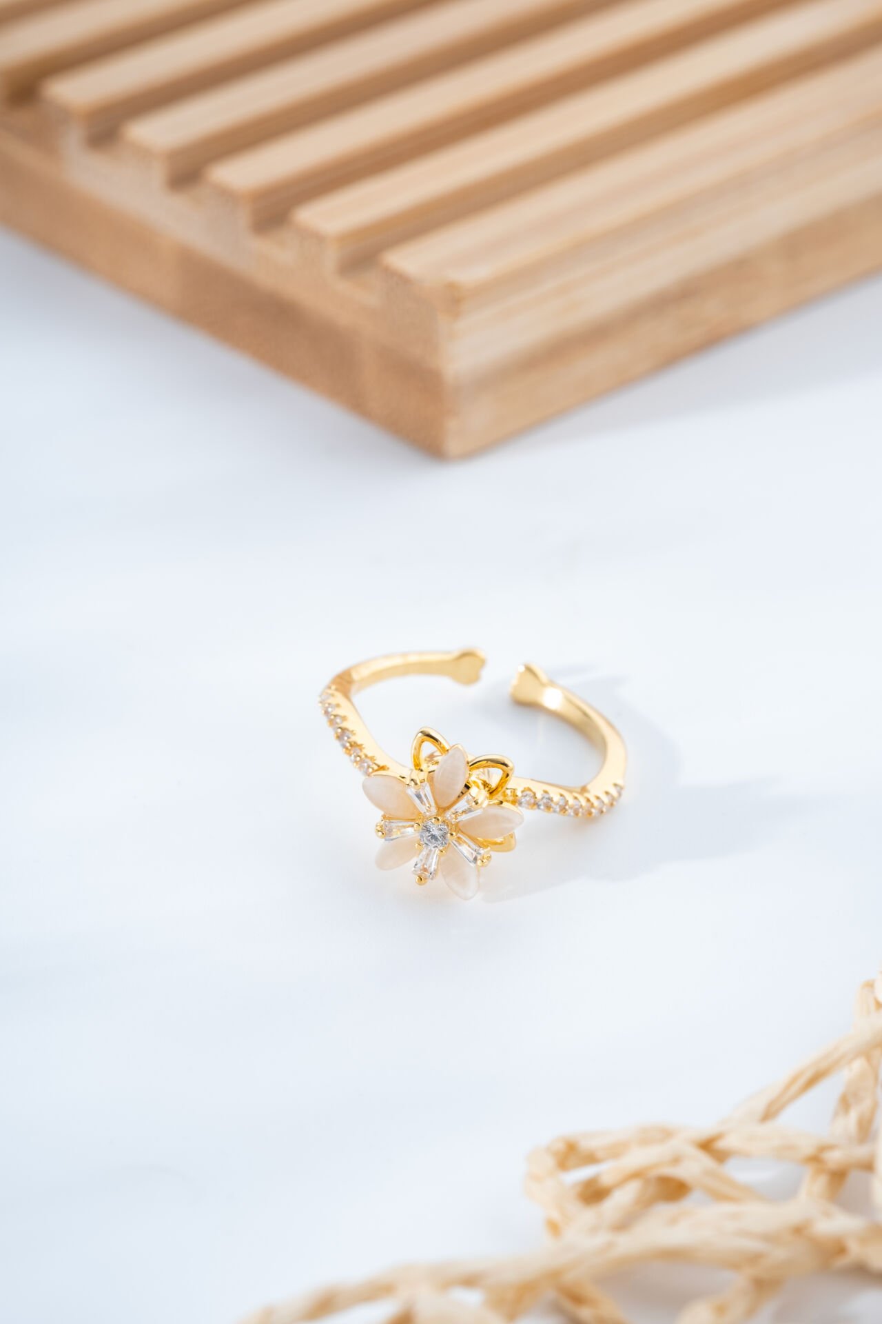 Çiçek Motifli Dönen Stres VIP Yüzüğü