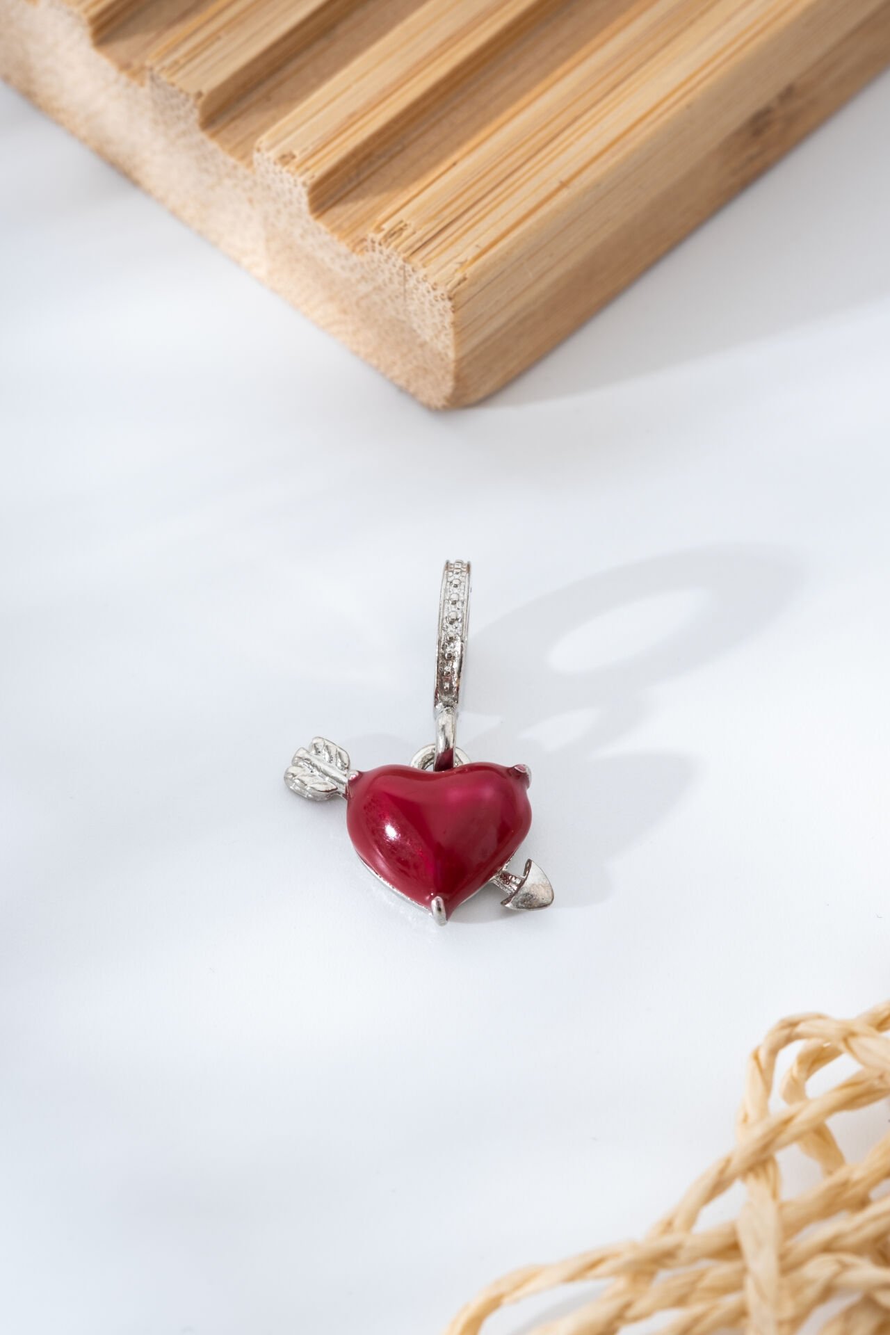 Çelik Kırmızı Kalp ve Oklu Charm
