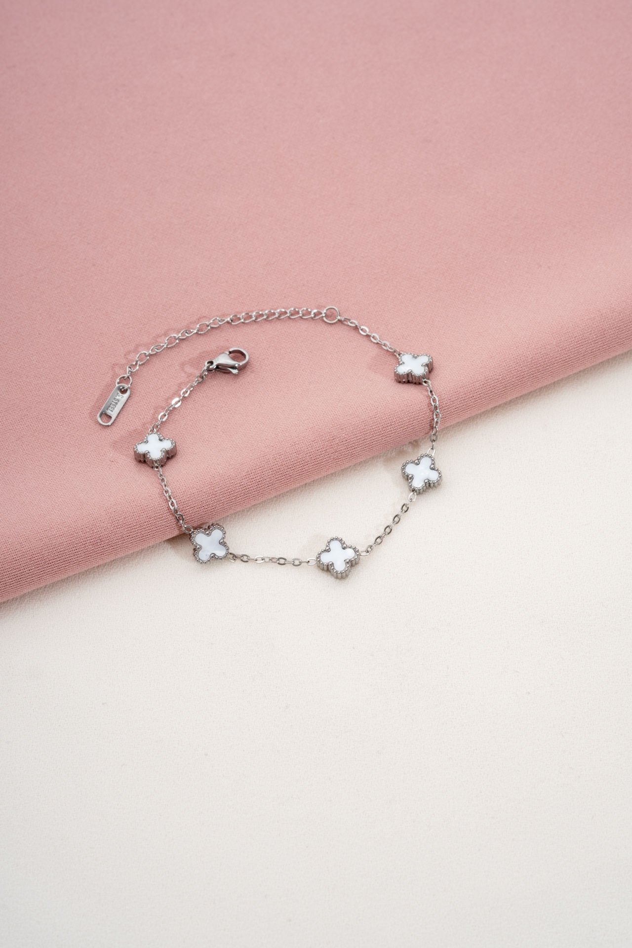Paslanmaz Çelik Beyaz Van Cleef Yonca Detaylı Bileklik