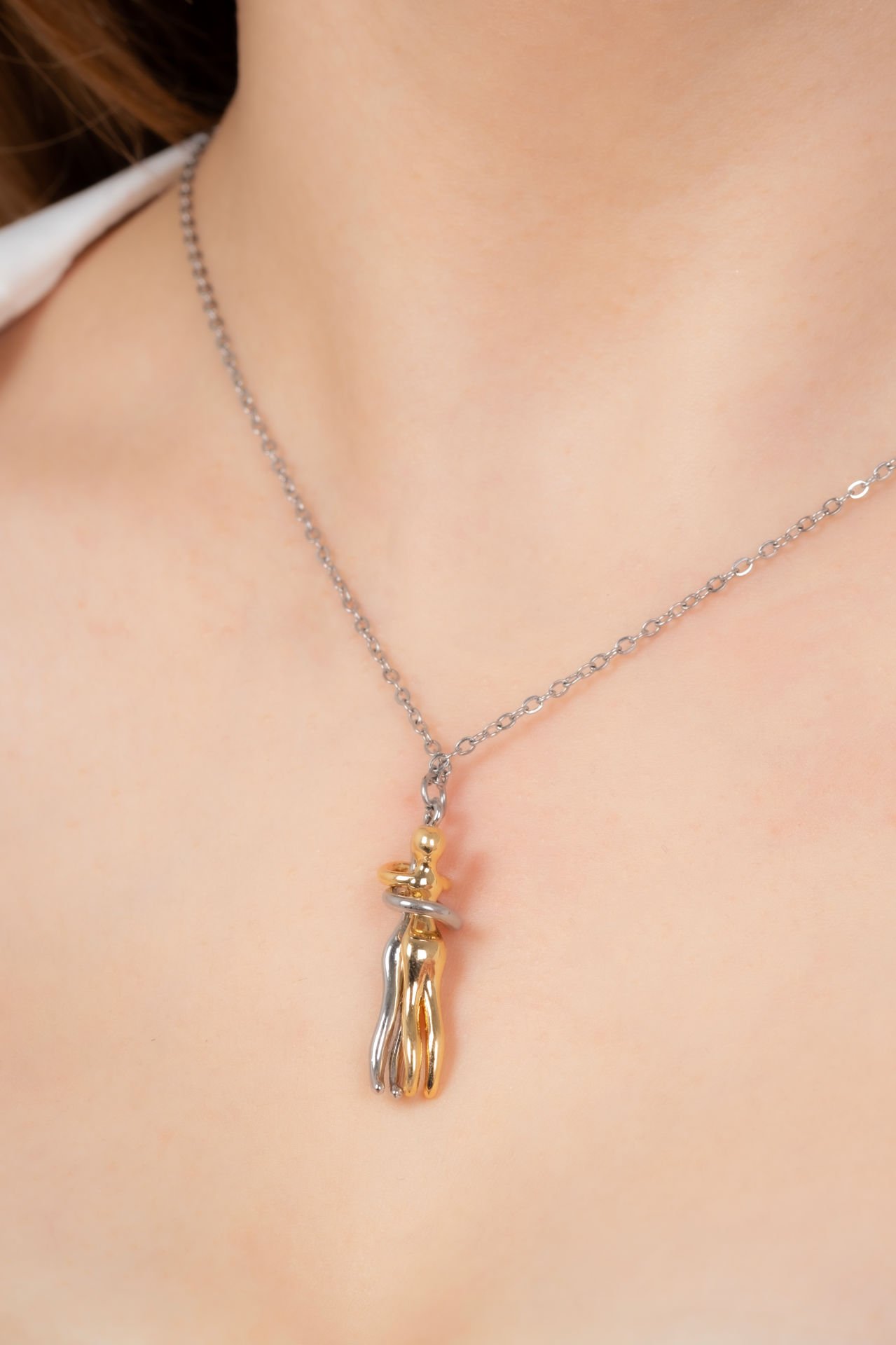 Altın ve Gümüş Renkli Sarılan Çift Motifli Kolye