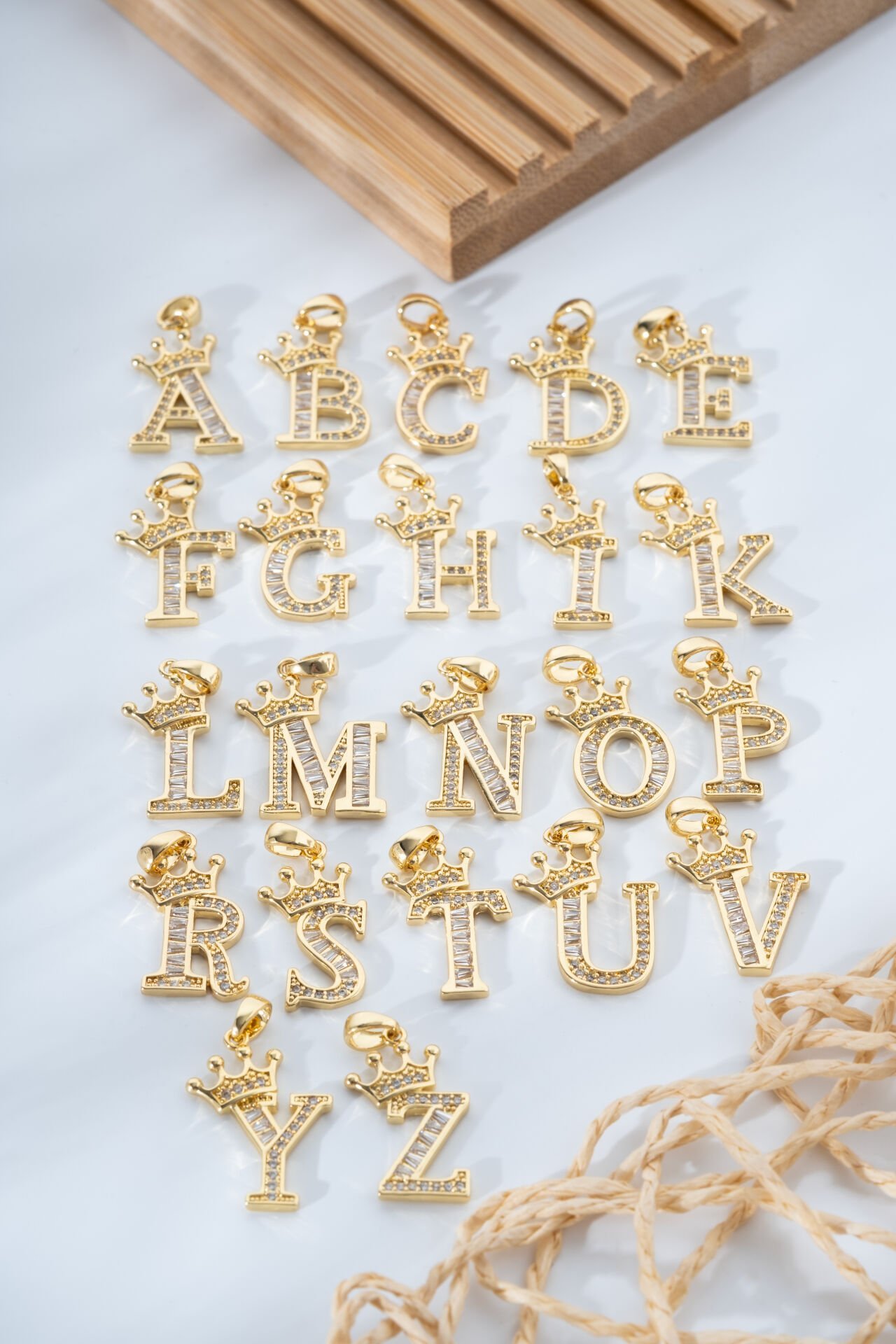 Taç Detaylı Harf Kolye Ucu A 'dan Z'ye Harfler