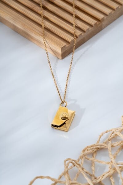 Kalpli Mektup Figürlü Gold Kolye