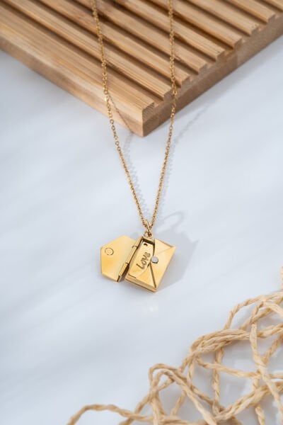 Kalpli Mektup Figürlü Gold Kolye