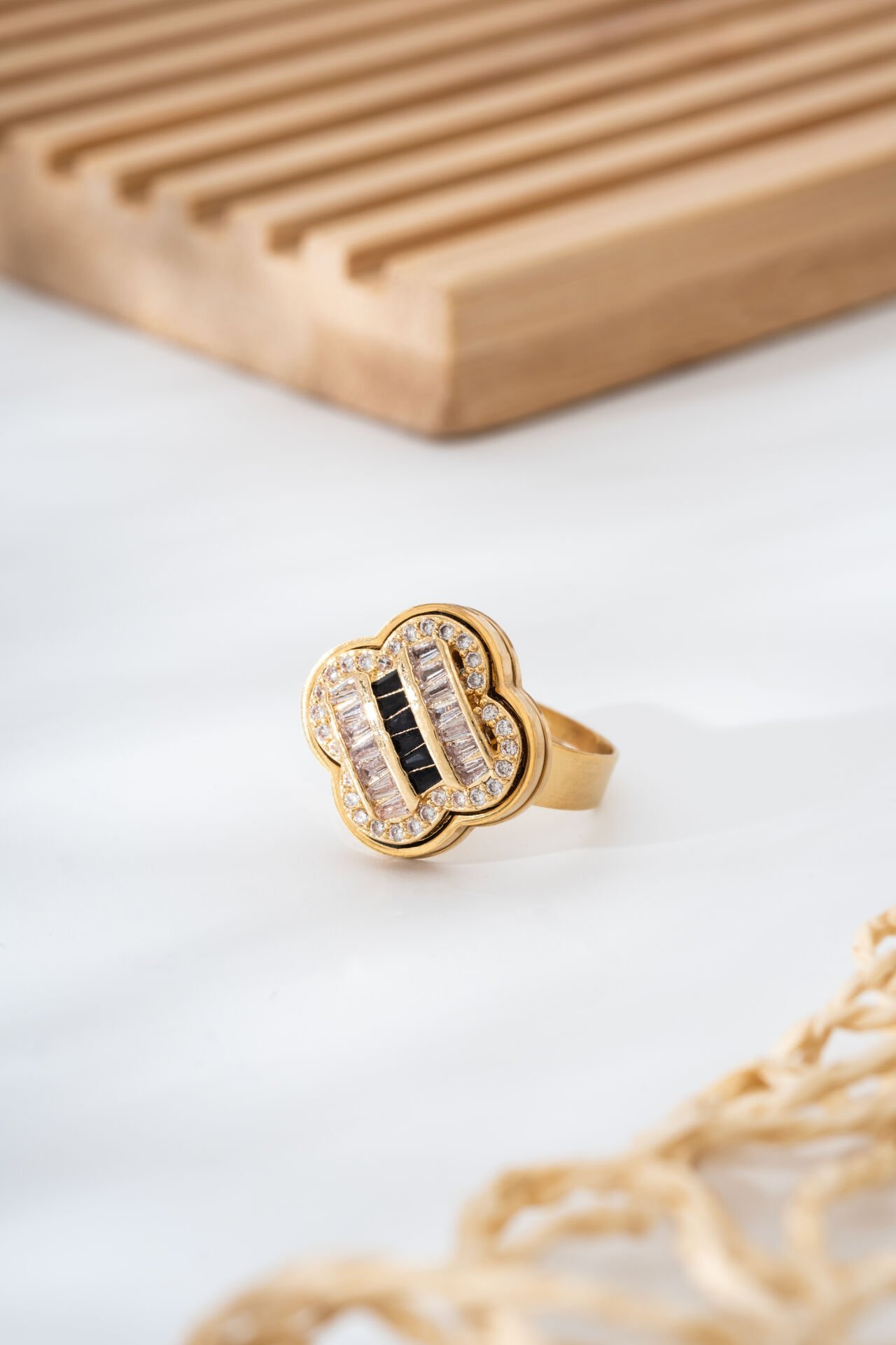 Yonca Detaylı Taş İşlemeli Ayarlanabilir Çelik Yüzük